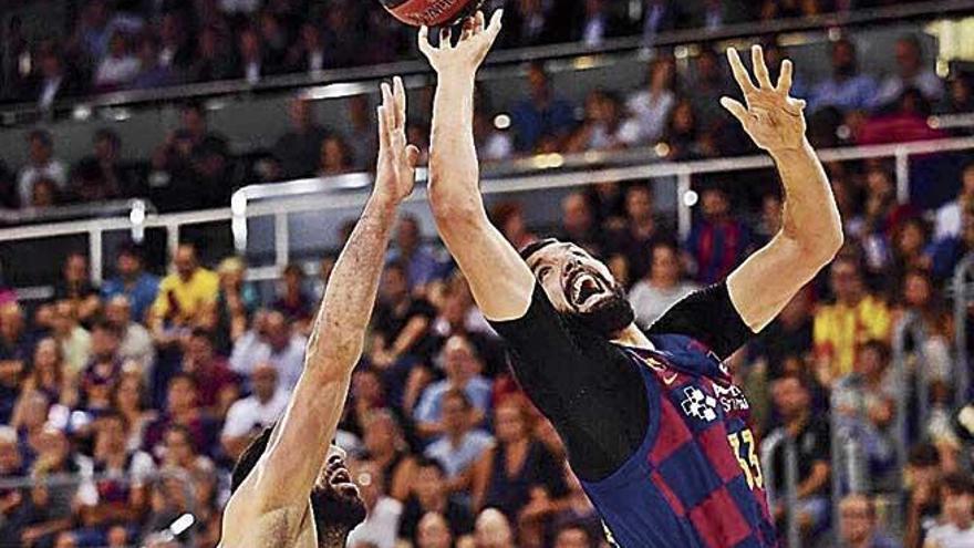 Nikola Mirotic entrando a canasta en el Palau Blaugrana.