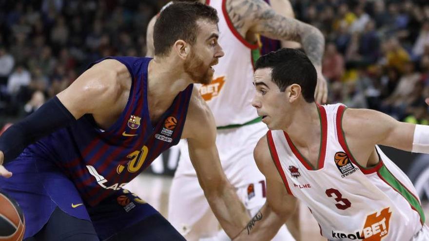 Victor Claver (i), con el balÃ³n ante el base Luca Vildoza.