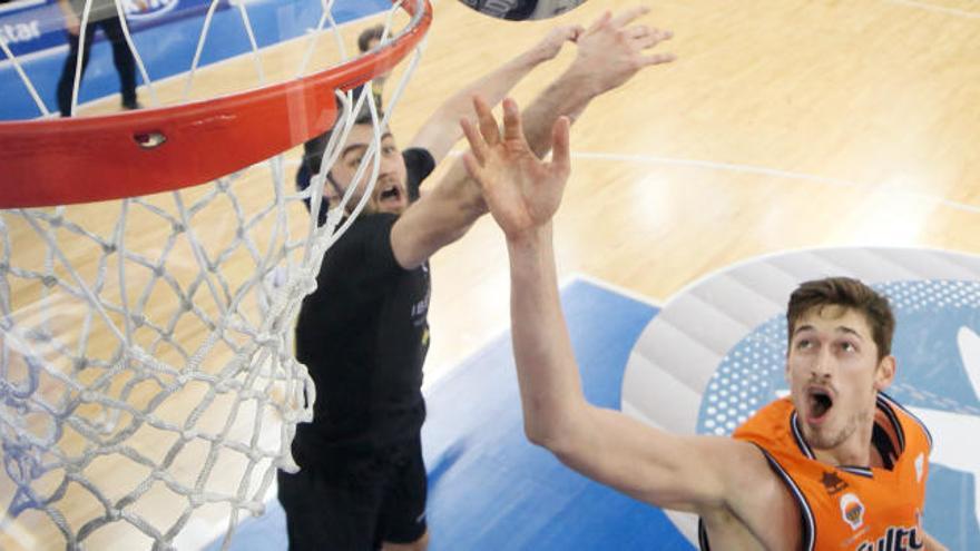 Tibor Pleiss, en una acción del partido ante el Iberostar Tenerife