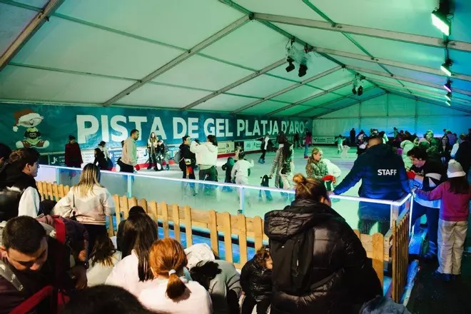 Les imatges de l'estrena de la pista de gel de Platja d'Aro