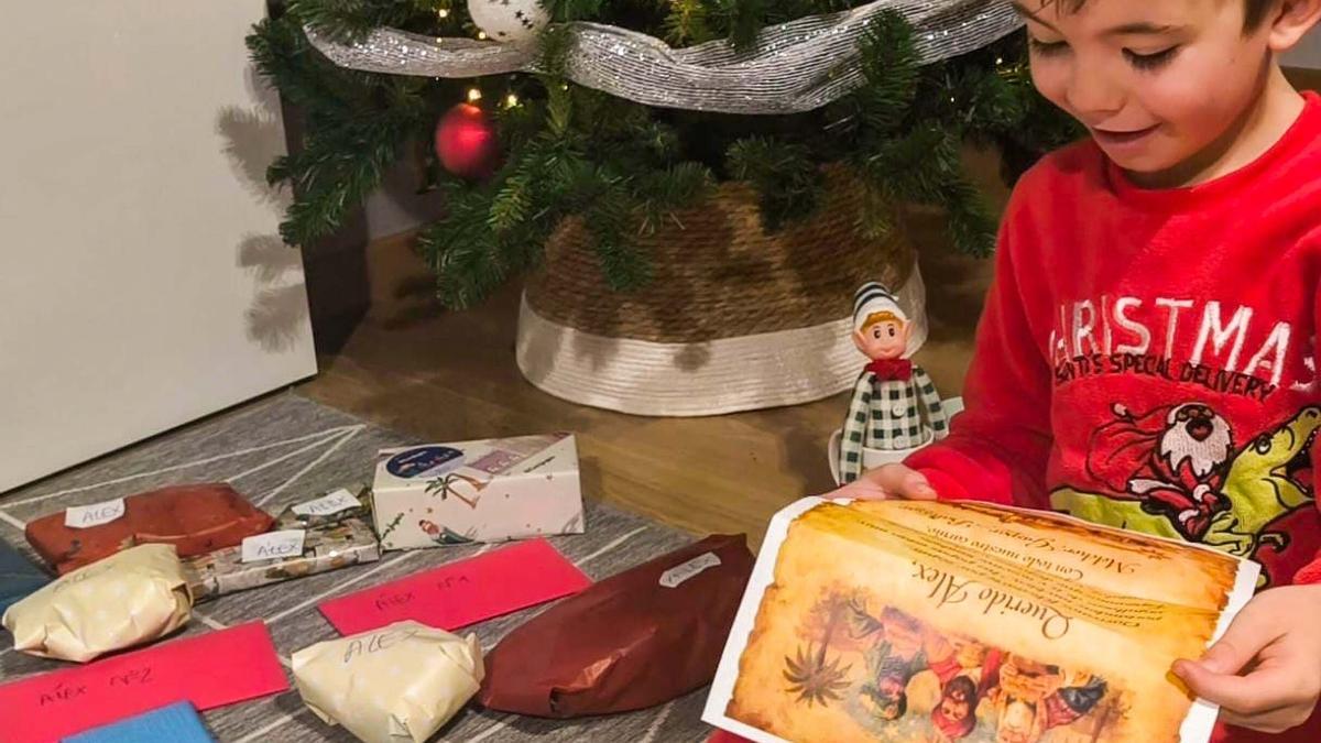 Alex abre sus regalos en la mañana de Reyes