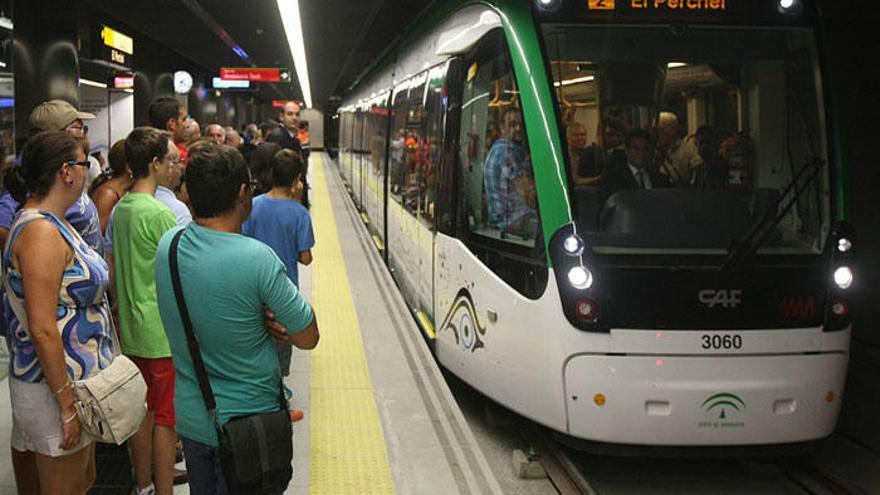 Malagueños esperando la llegada del metro en una estación.