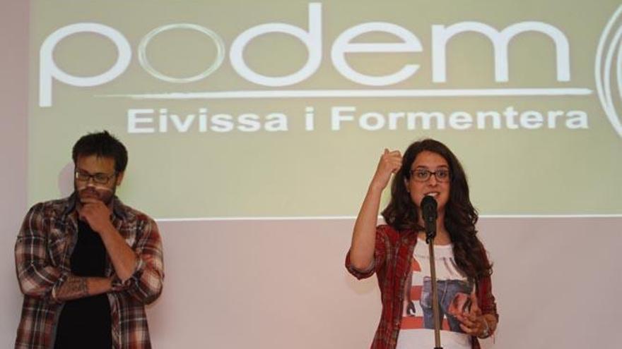 Gloria Santiago hablando durante el acto de presentación de Podemos en Ibiza.