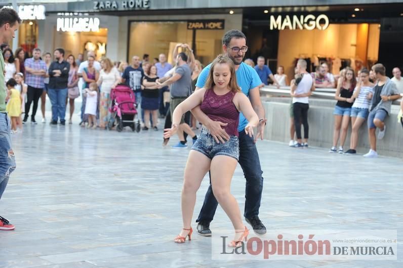 Los bailes latinos salen a la calle en Murcia