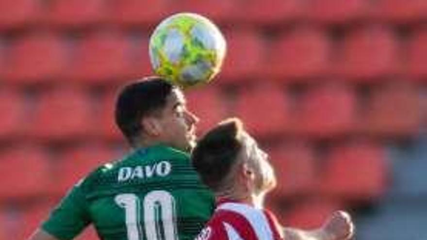 Davo disputa un balón con un jugador del Atlético B.