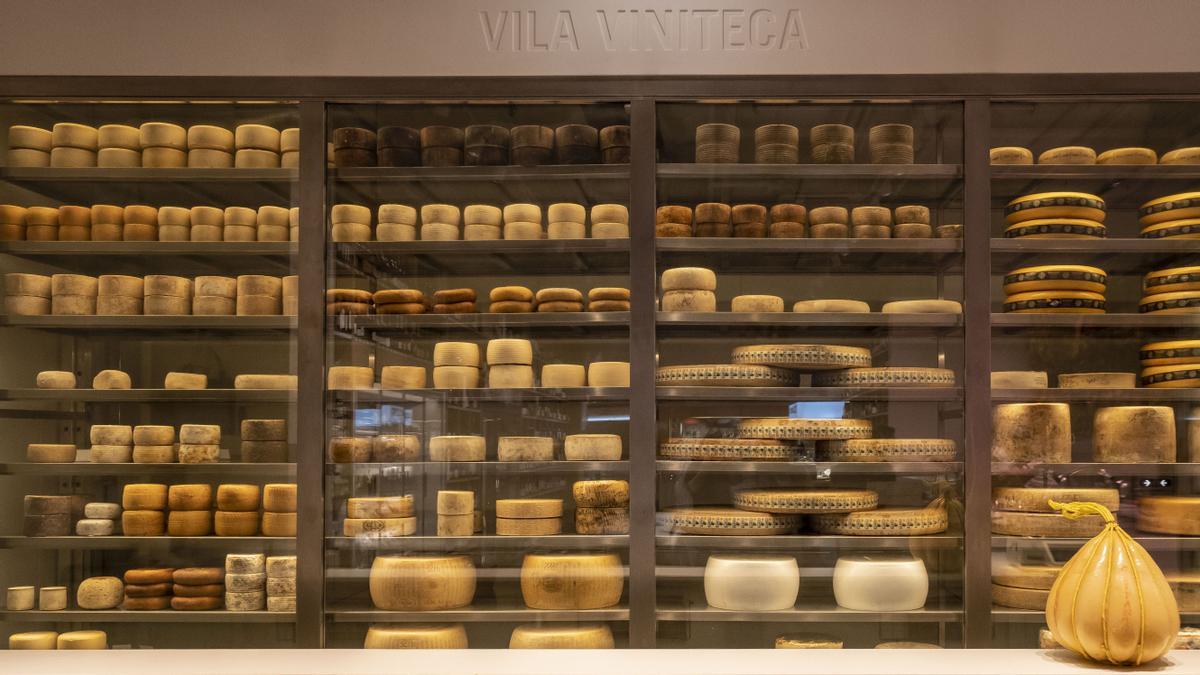 Sección de quesos de Vila Viniteca. Hay que verla y olerla para creerla.