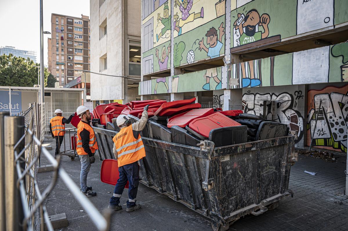 Empieza la demolición del antiguo cine Pere IV, que dejará paso a un gran equipamiento para el Besòs