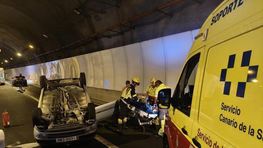 Un turismo pierde el control y da varias vueltas de campana en el túnel El Lechugal, en Mogán