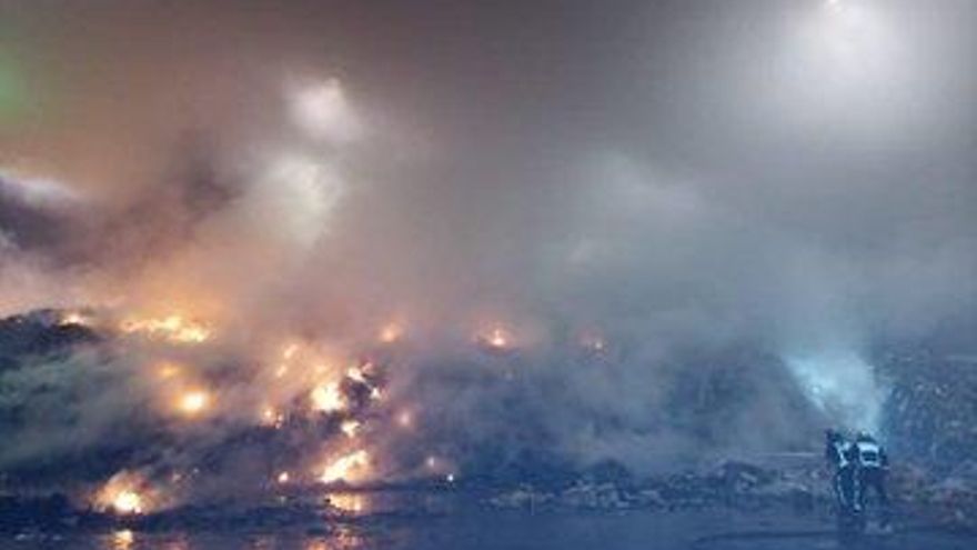 Los bomberos extinguen un gran incendio en la planta de residuos de Sadeco