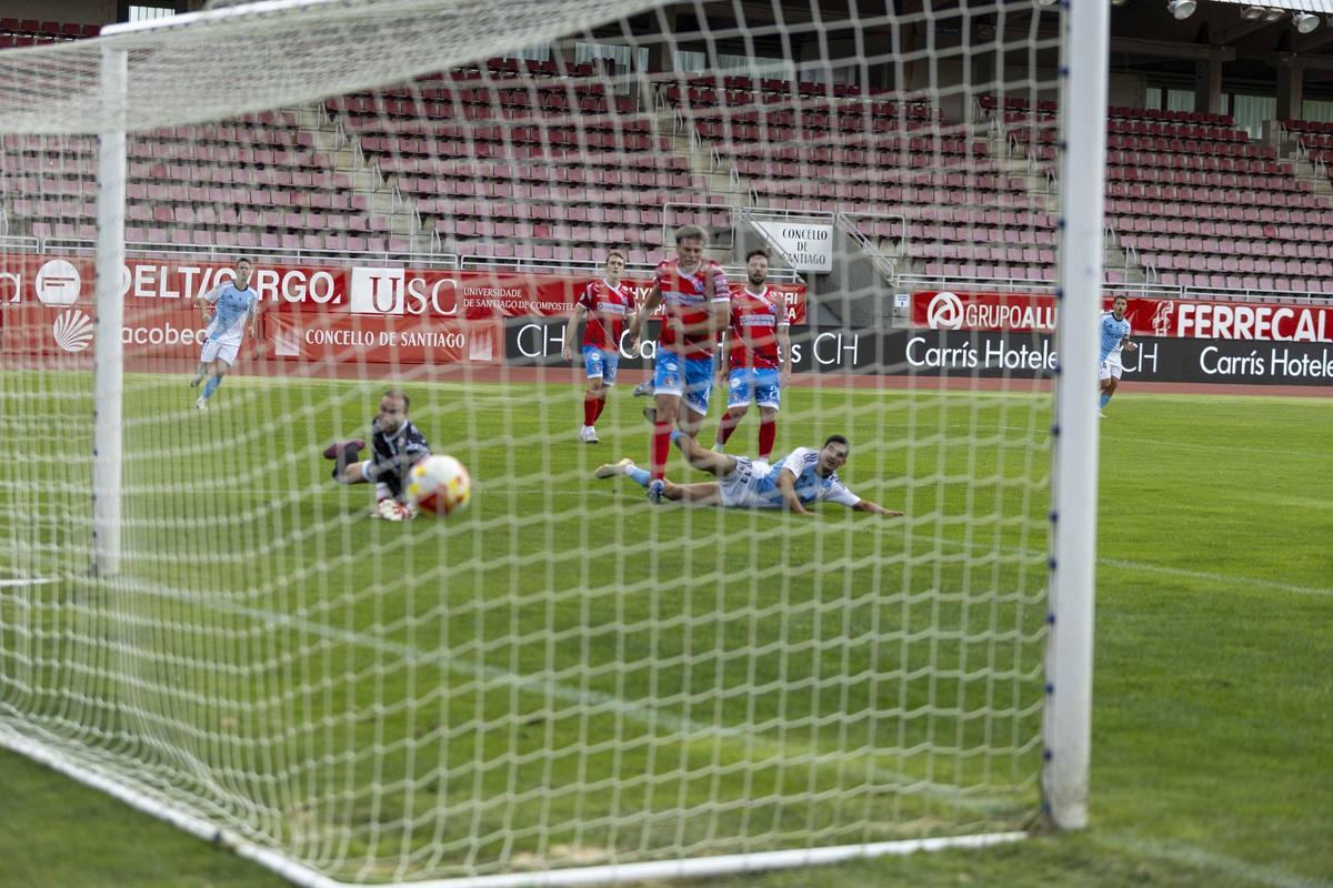Antón Guisande, en el suelo, fiue el autor del segundo gol ante el Barco en el partido de la primera vuelta en San Lázaro