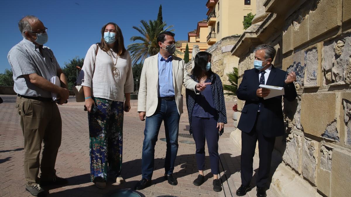 Juan F. Murillo; , la delegada de Casco, María Luisa Gómez;  el alcalde, José María Bellido; la arquitecta Rosa Lara, y el presidente de la GMU, Salvador Fuentes.