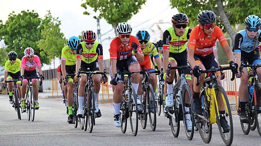 Ciclistas de las escuelas durante la carrera en Sueca. | ÓSCAR ANDRÉS