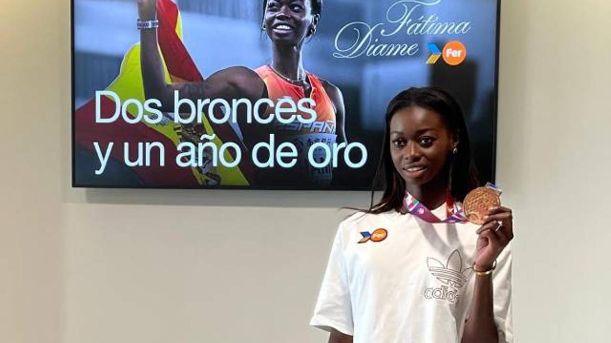 Fátima Diame, con su medalla en la Fundación Trinidad Alfonso