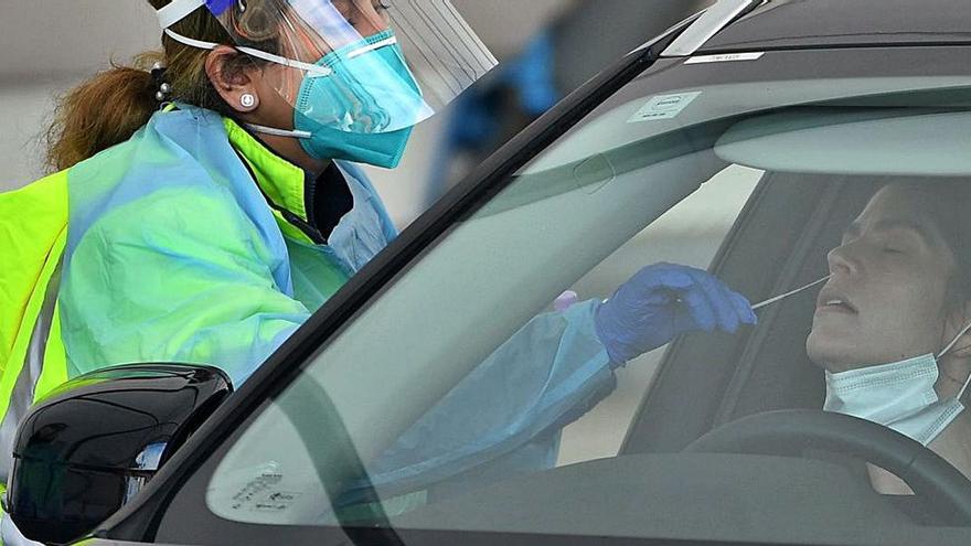 Una sanitaria toma una muestra en un cribado masivo en la zona de Bondi, en Sídney.