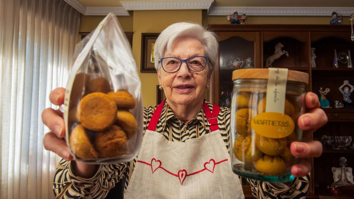 La coruñesa Julia Pan, con sus famosas galletas.