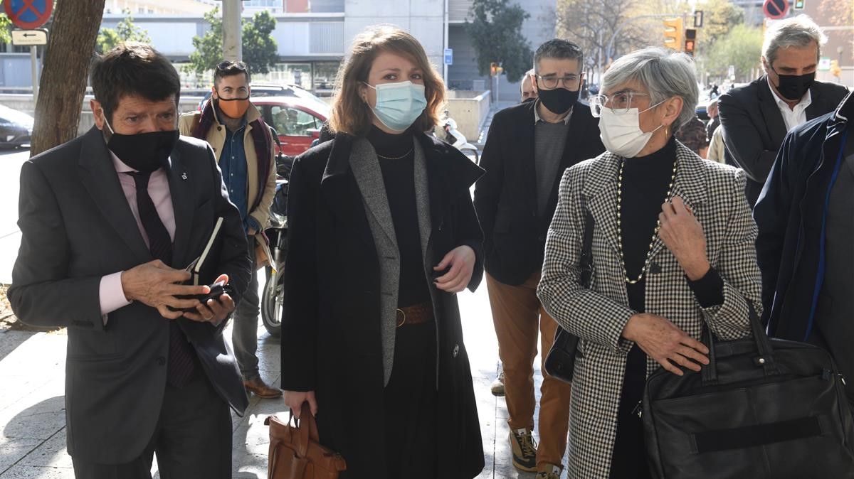 Janet Sanz , en el centro, con Albert Batlle y la abogada Olga Tubau.