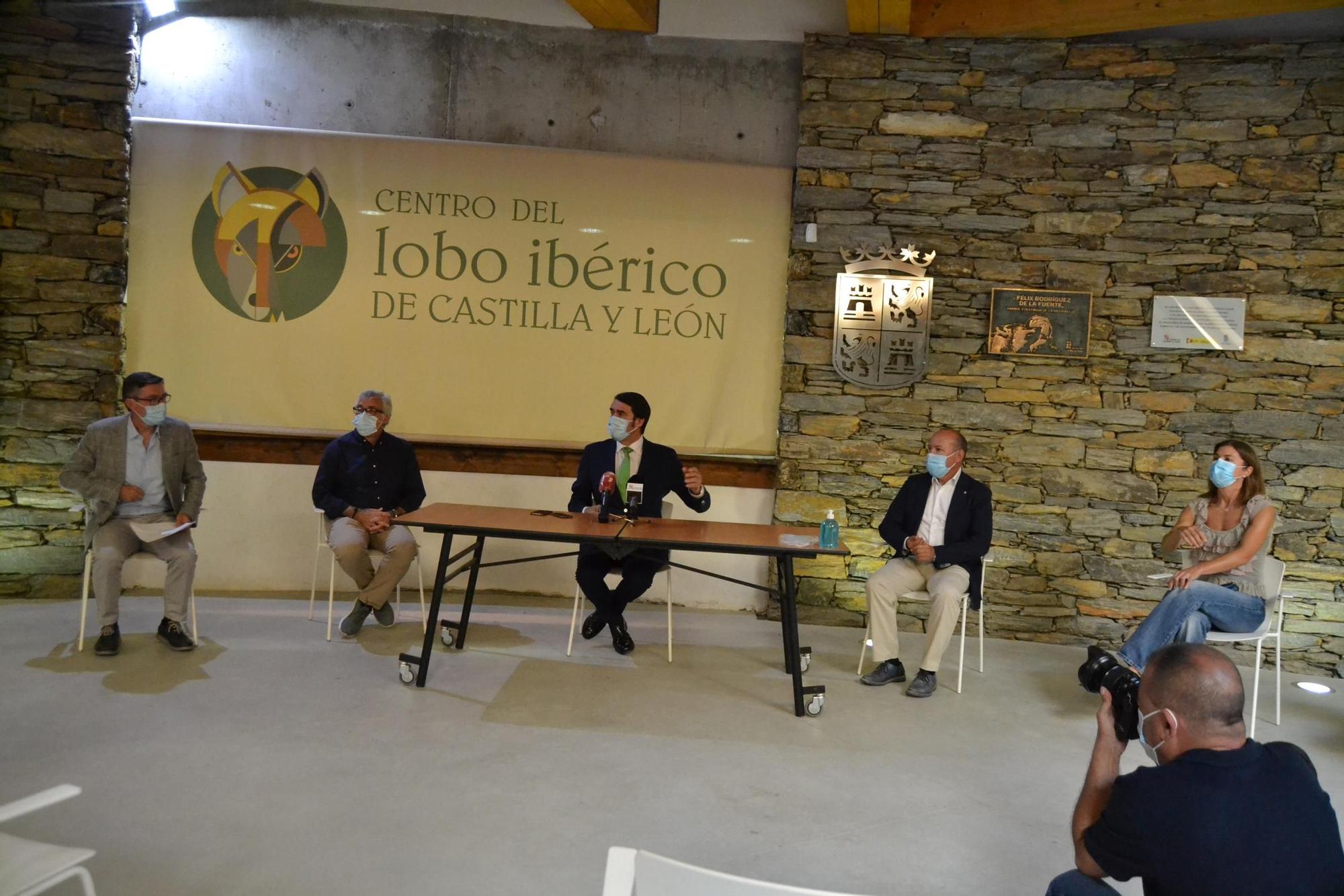 Las mejores imágenes de la visita del consejero al Centro del Lobo de Robledo de Sanabria