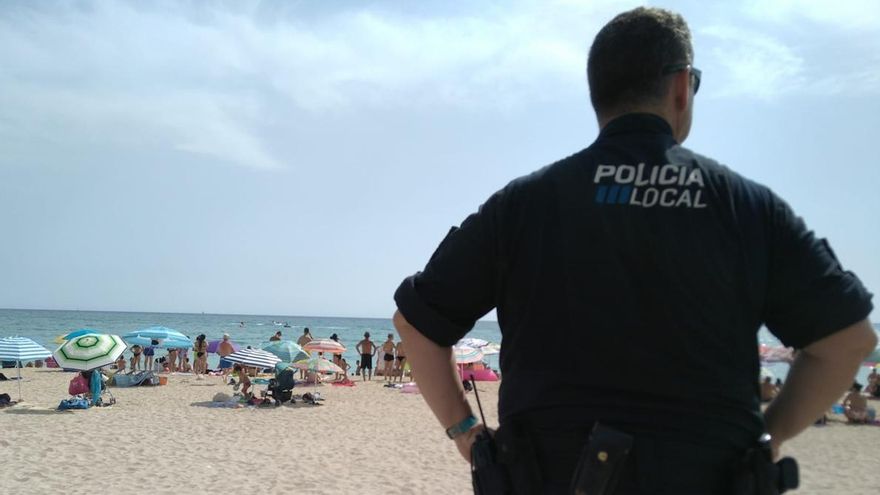Un agente de la Policía Local de Palma en la Playa de Palma.