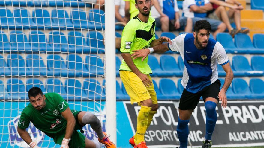 Chema Antón, en un choque entre el Eldense y el Hércules.