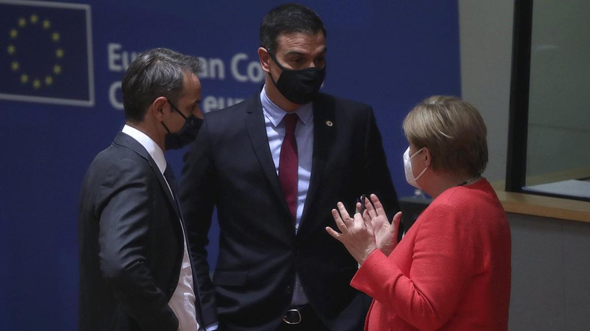 La cancillera alemana, Angela Merkel, conversa con el presidente español, Pedro Sánchez, y el primer ministro griego, Kyriakos Mitsotakis, en un receso de la reunión del Consejo Europeo del 21 de julio