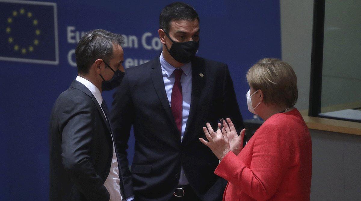 La cancillera alemana, Angela Merkel, conversa con el presidente español, Pedro Sánchez, y el primer ministro griego, Kyriakos Mitsotakis, en un receso de la reunión del Consejo Europeo del 21 de julio.