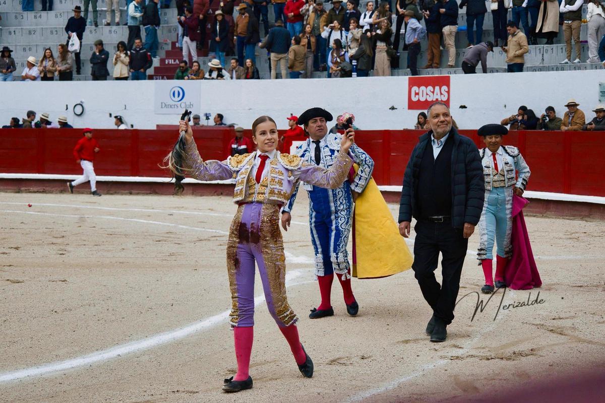 Olga Casado indulta al novillo Luctuoso II, en Ambato, Ecuador