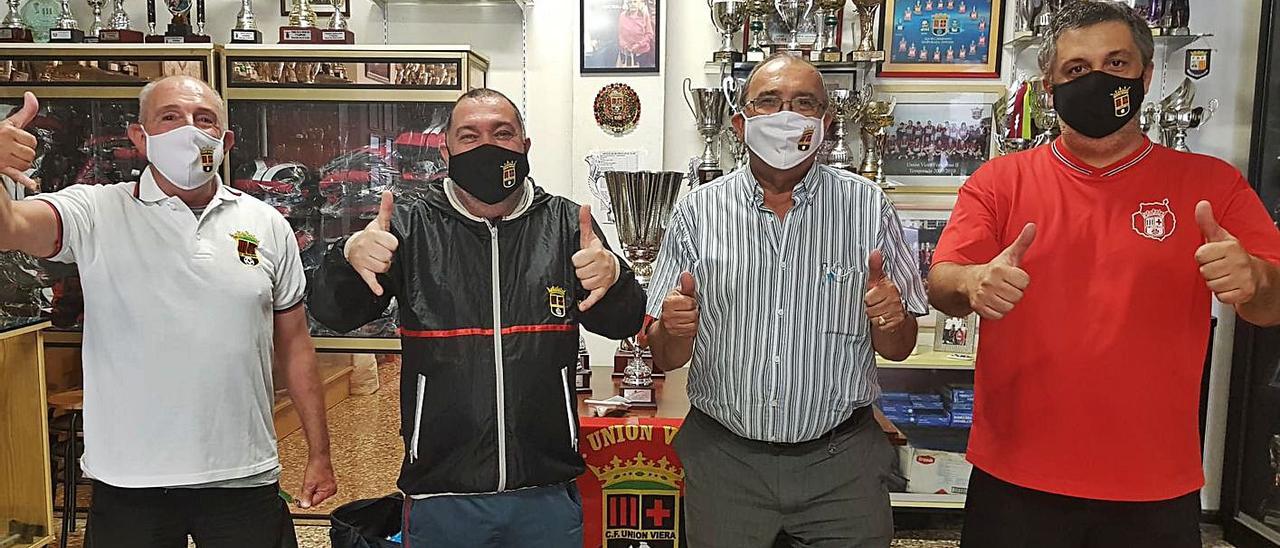 El presidente del Viera, Pacuco Ramos -2ºd-, junto a Paco Pepe, director deportivo -2ºi-, en la sede del club rojinegro.  | | LP/DLP