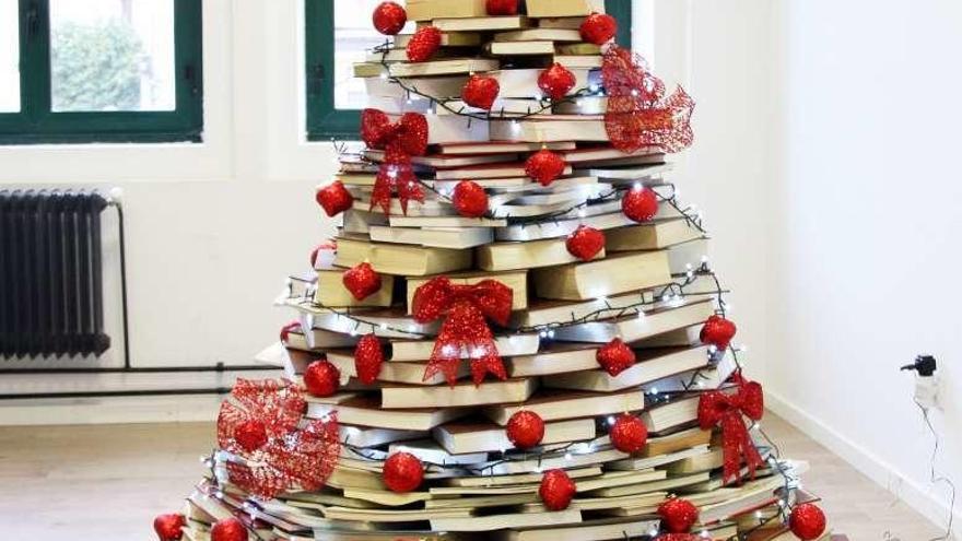 El original árbol de Navidad de libros de la biblioteca. // Bernabé / Luismy