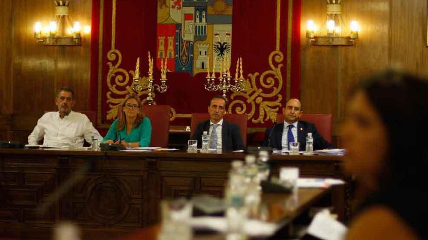 Juan Dúo, Mayte Martín Pozo, José Luis Prieto y Aurelio Tomás, durante el pleno de ayer.