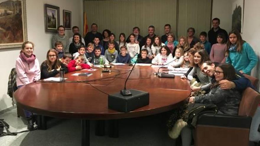 Escolars i polítics locals, després del ple del Consell dels Infants.