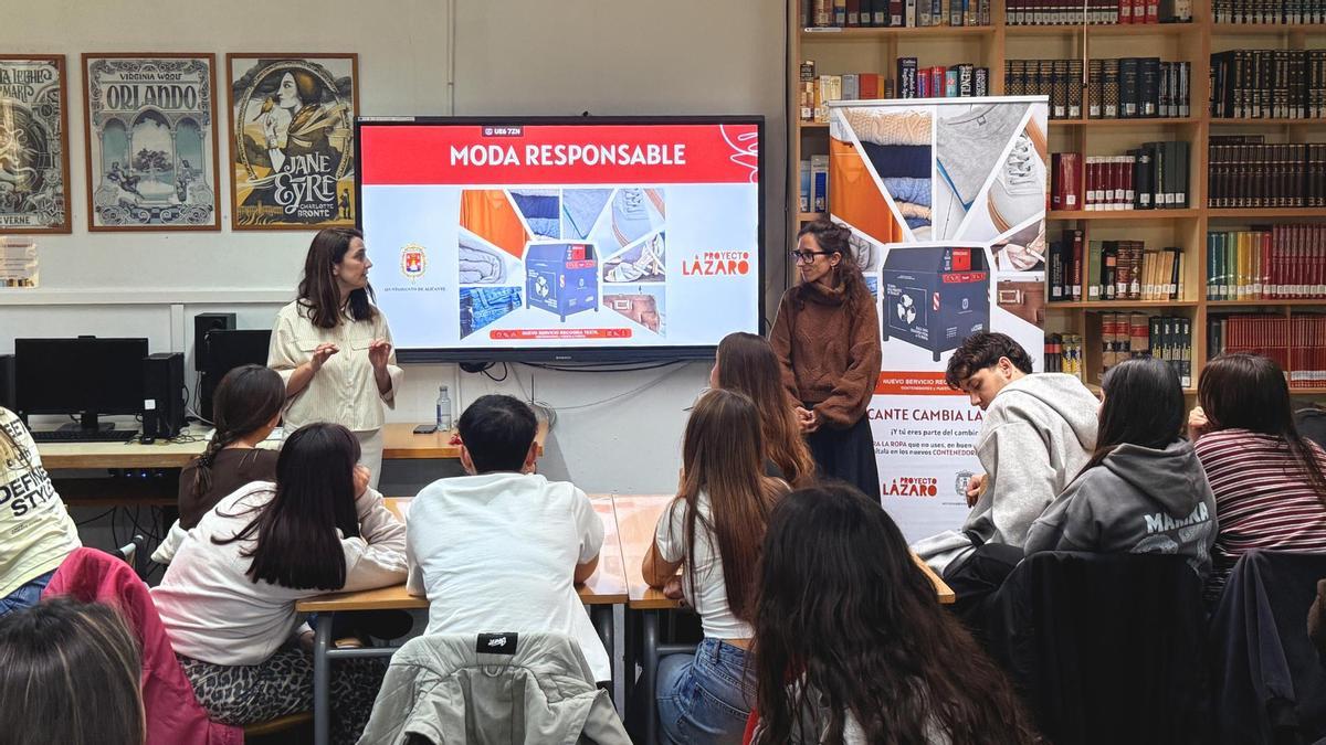 La empresa de inserción Proyecto Lázaro imparte una charla-taller sobre el valor humano y ambiental del servicio municipal de recogida textil del Ayuntamiento de Alicante.