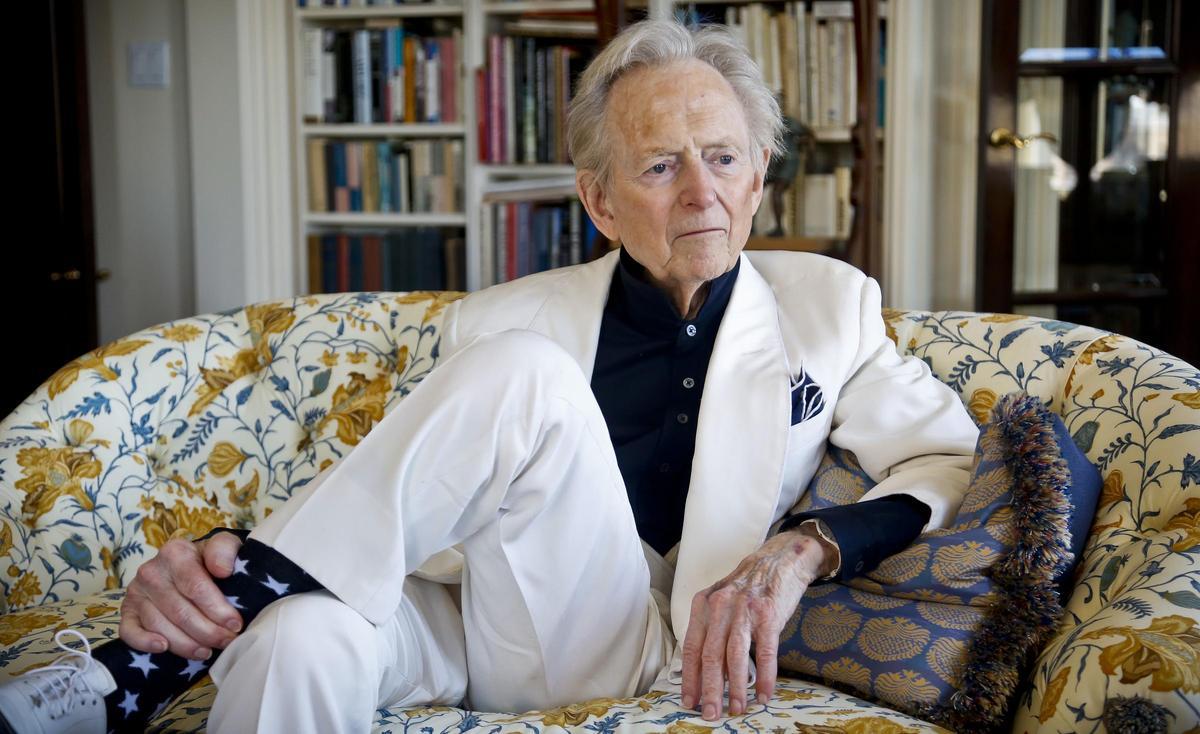 El escritor estadounidense Tom Wolfe, fotografiado en su casa de Nueva York.