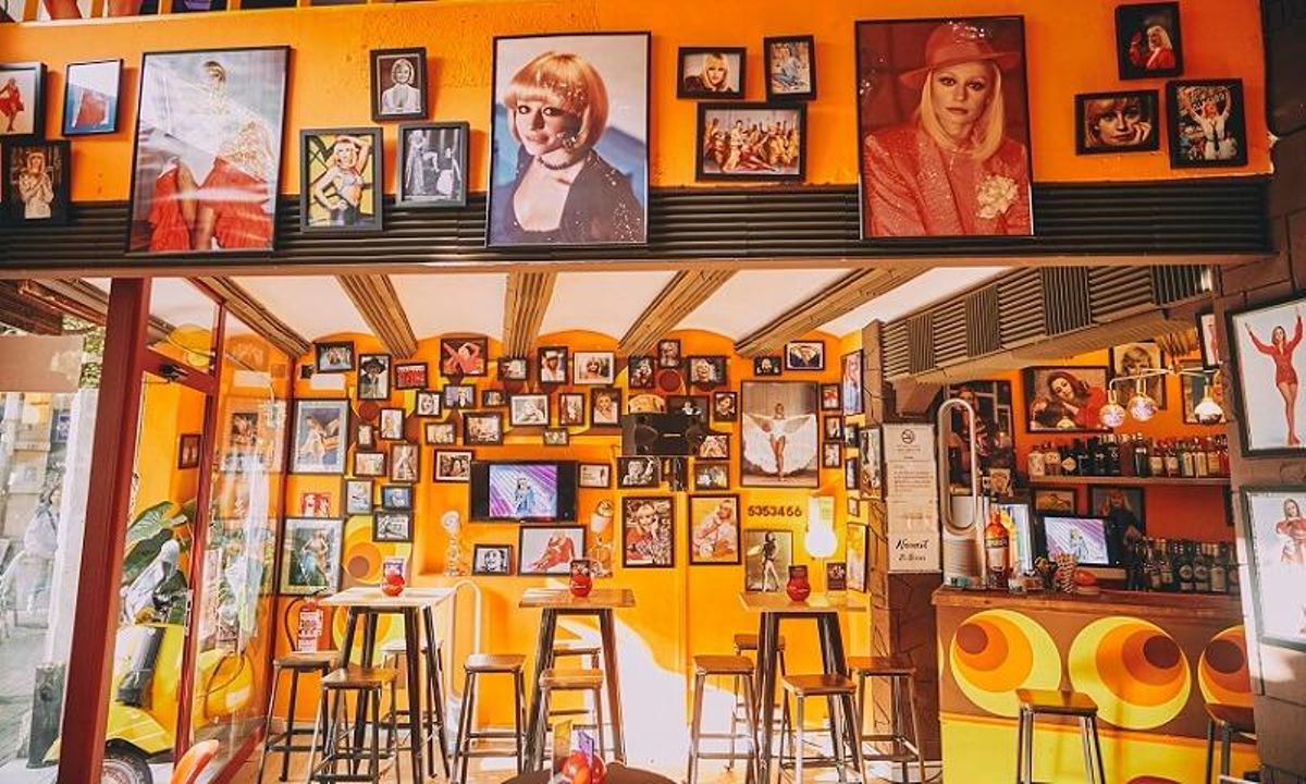 Ambientación sesentera y murales consagrados a la Carrà en el Gaixample.