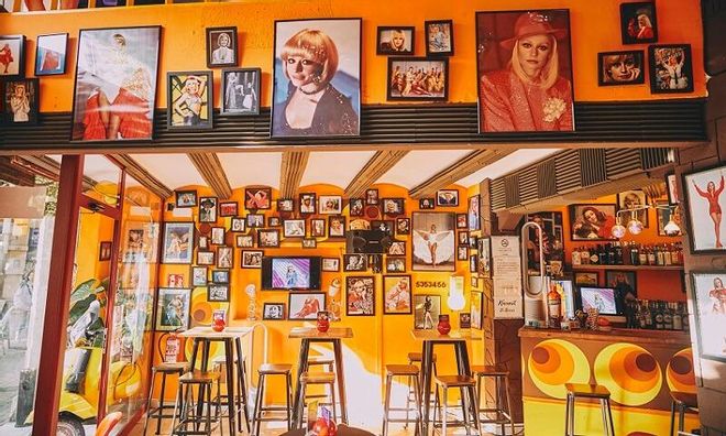 Ambientación sesentera y murales consagrados a la Carrà en el Gaixample.
