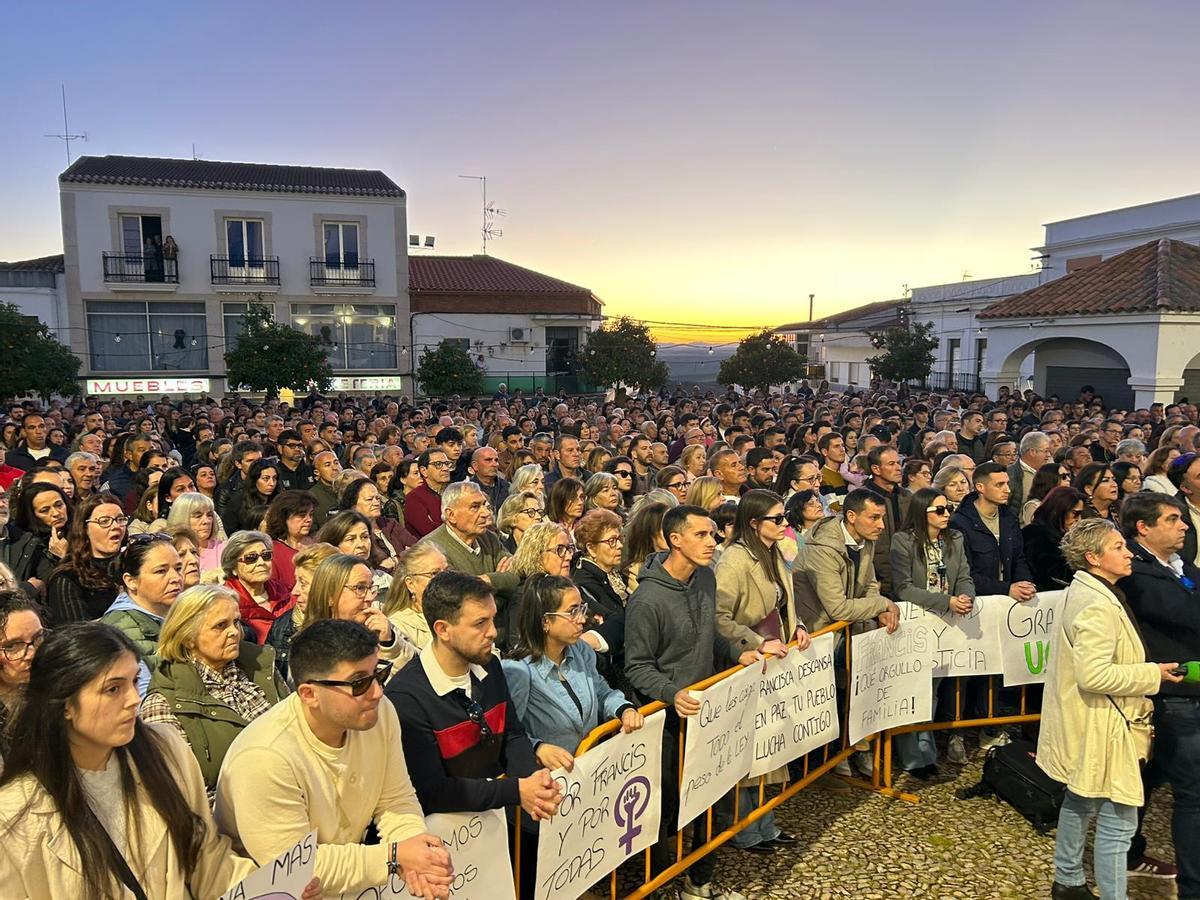 Fotogalería | Concentración del pueblo de Hornachos en apoyo a la familia de Francisca Cadenas
