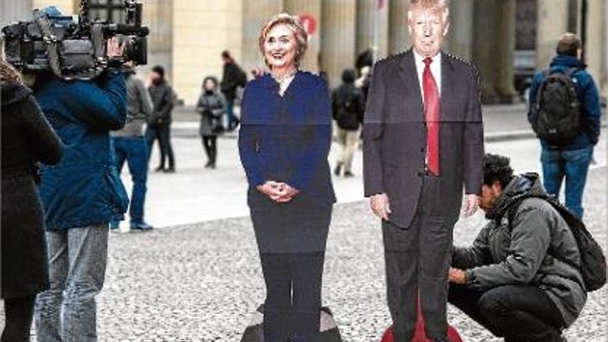 Dues «versions» de cartró de Hillary i Trump decoren la Pariser Platz de Berlín, la capital alemanya.