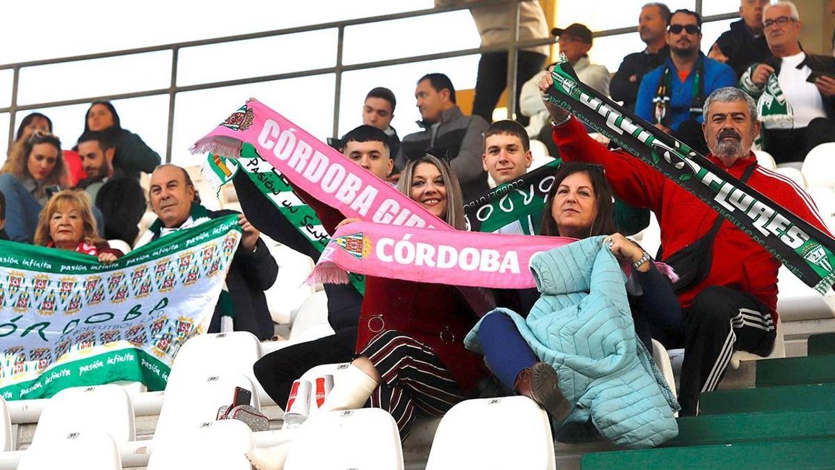 Aficionados blanquiverdes durante un partido de esta temporada en El Arcángel.