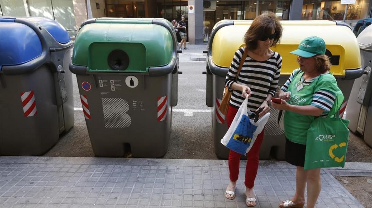 zentauroepp34396271 barcelona 21 6 2016     marisa lopez junto a vecinos en la c180828120038