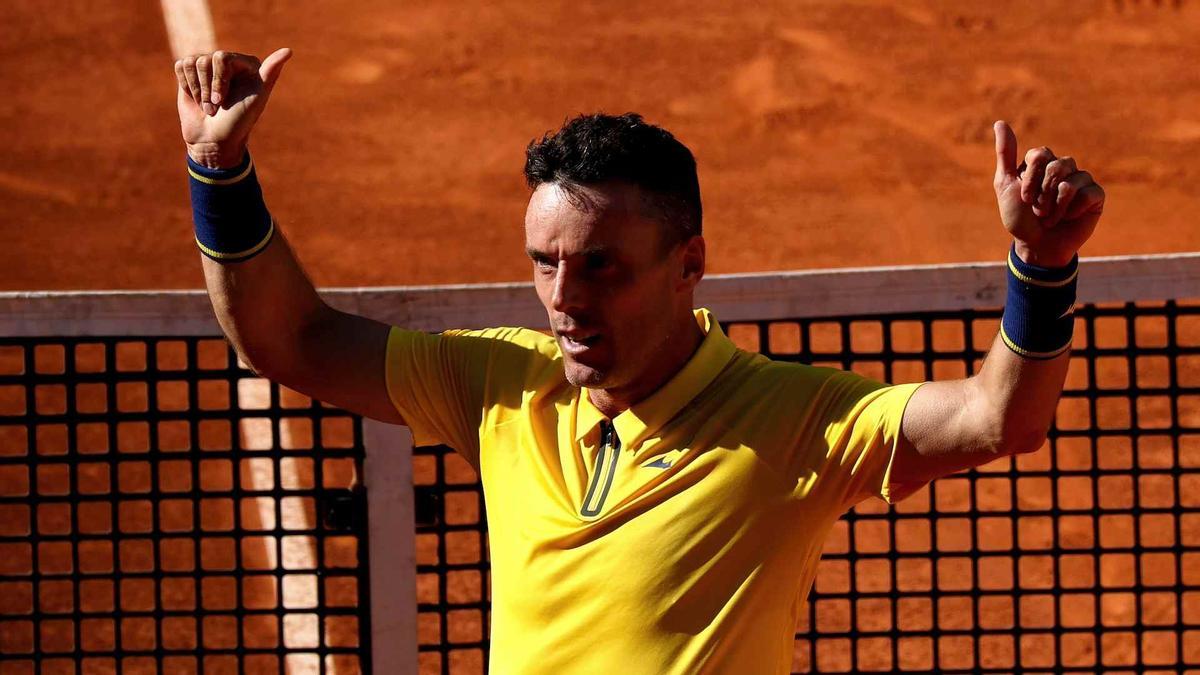 Bautista: un estreno victorioso en Roma, una pista central en contra y una cifra redonda