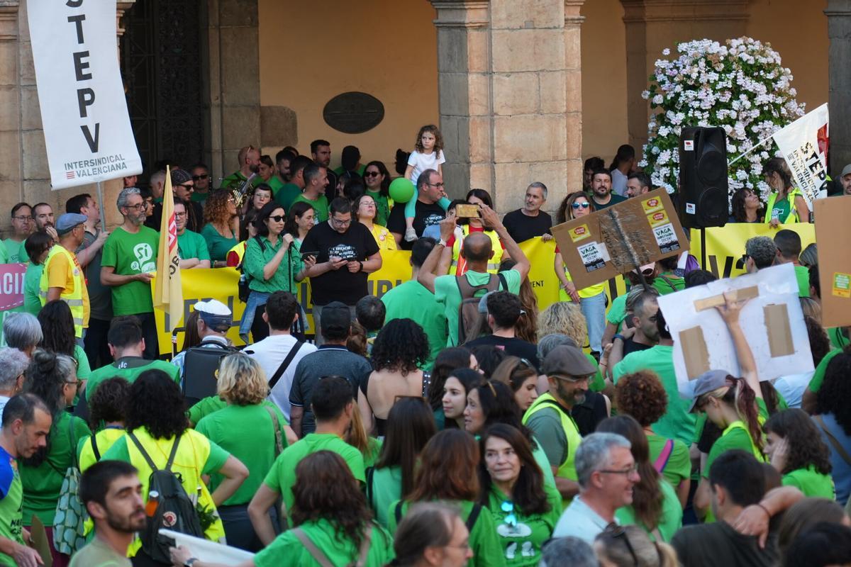 El profesorado protagoniza una histórica y multitudinaria manifestación en Castelló