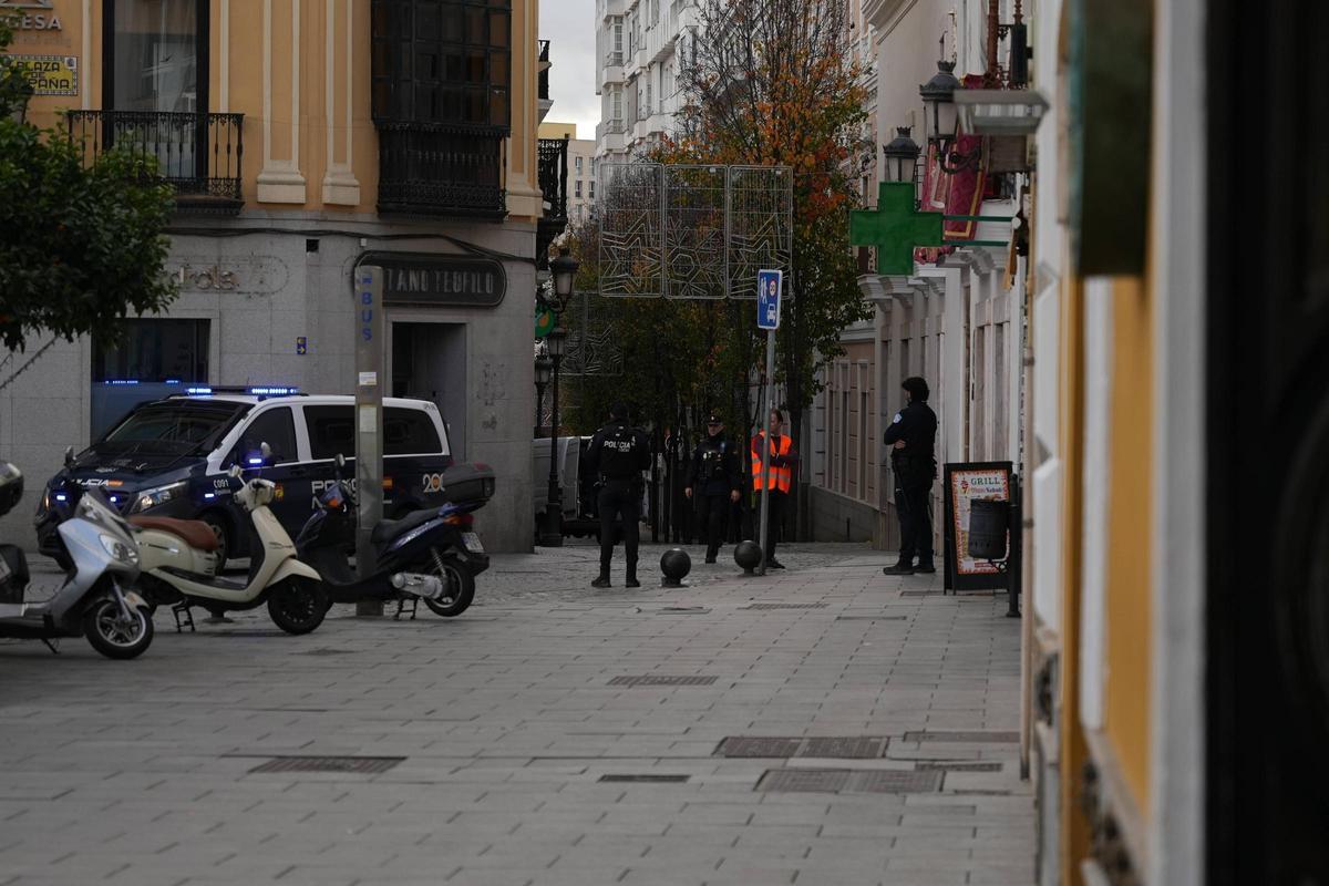 Fotogalería | Exterior del edificio de la Diputación de Badajoz, desalojado por un aviso de bomba