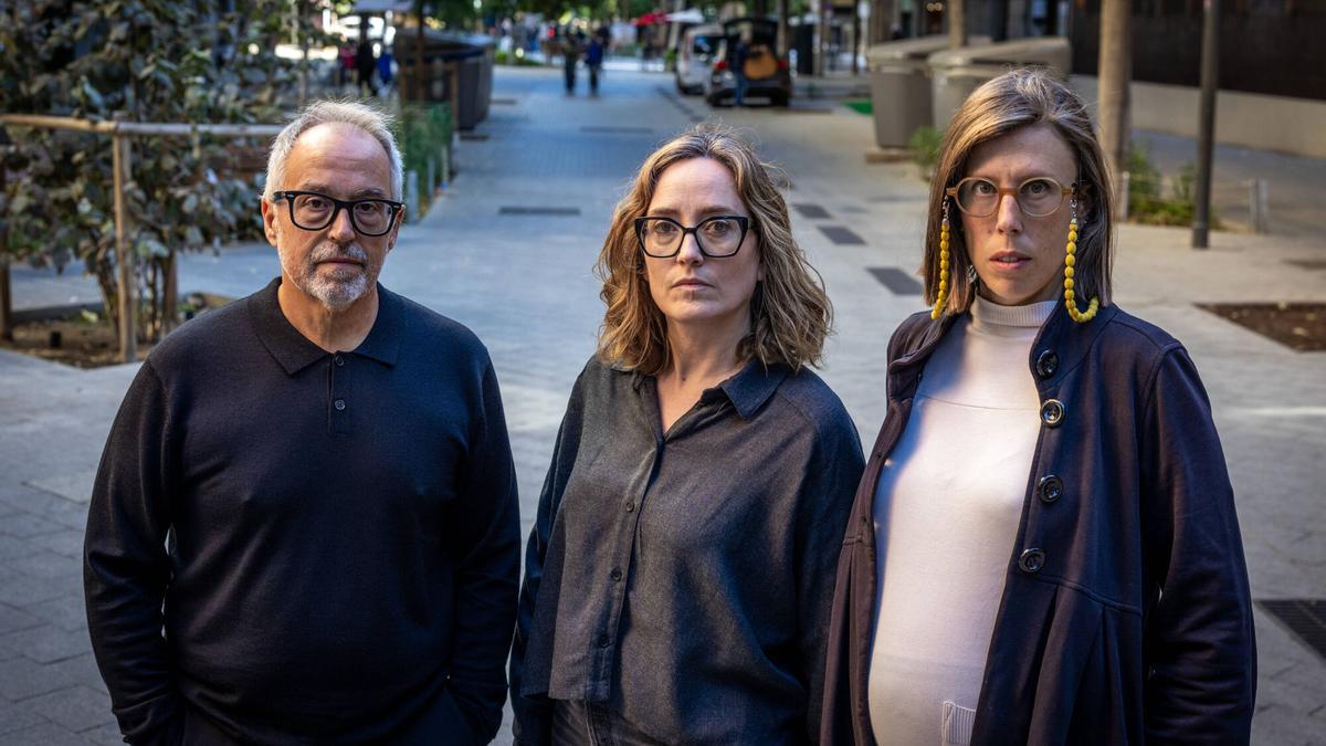 De izquierda a derecha, Josep Checa, Delia Escarmís y Ana Vigil-Pérez, profesionales de CSMIJ y firmantes del manifiesto.