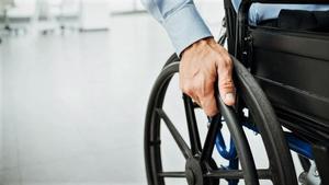Una persona en silla de ruedas.