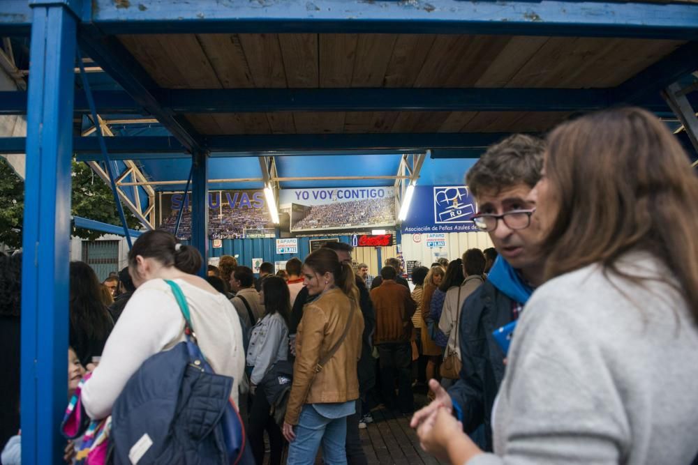 Jugadores del Real Oviedo visitan el chiringuito de la APARO en San Mateo