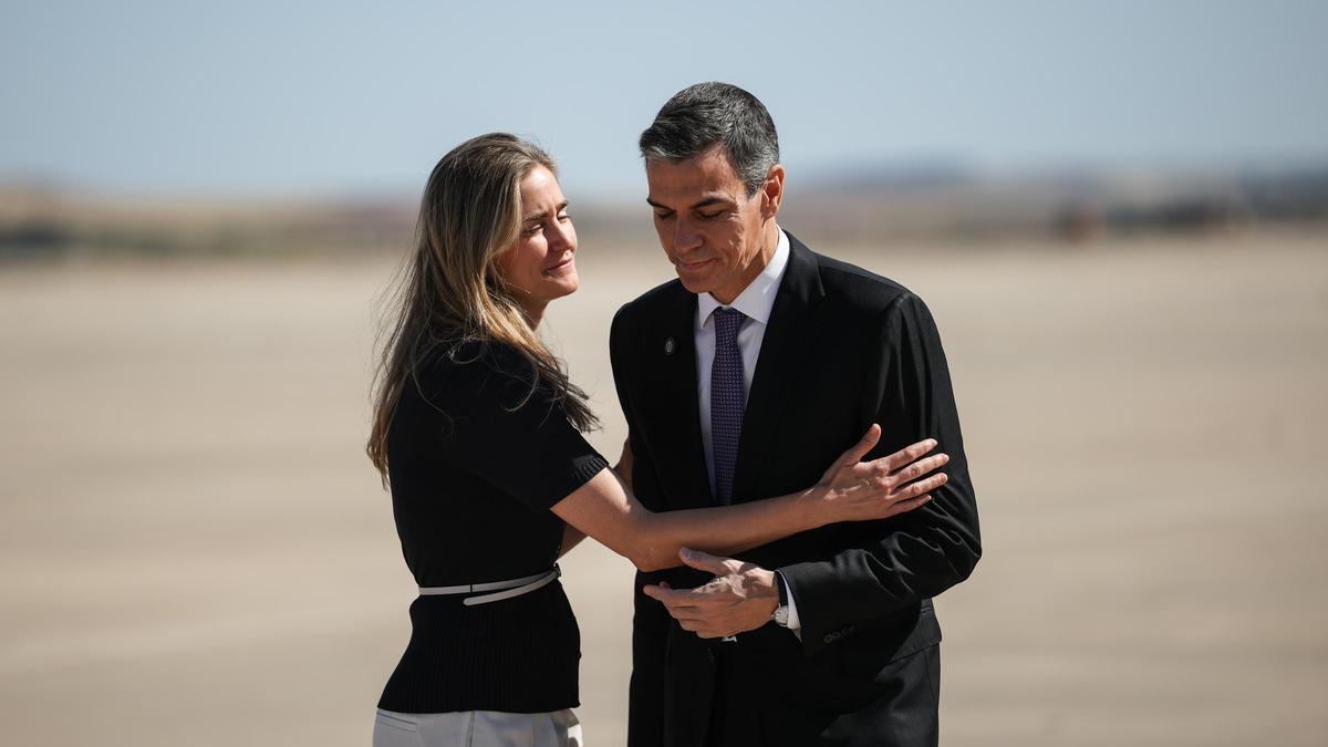 La vicepresidenta Aagesen y el presidente Pedro Sánchez, el jueves en la base de Torrejón.