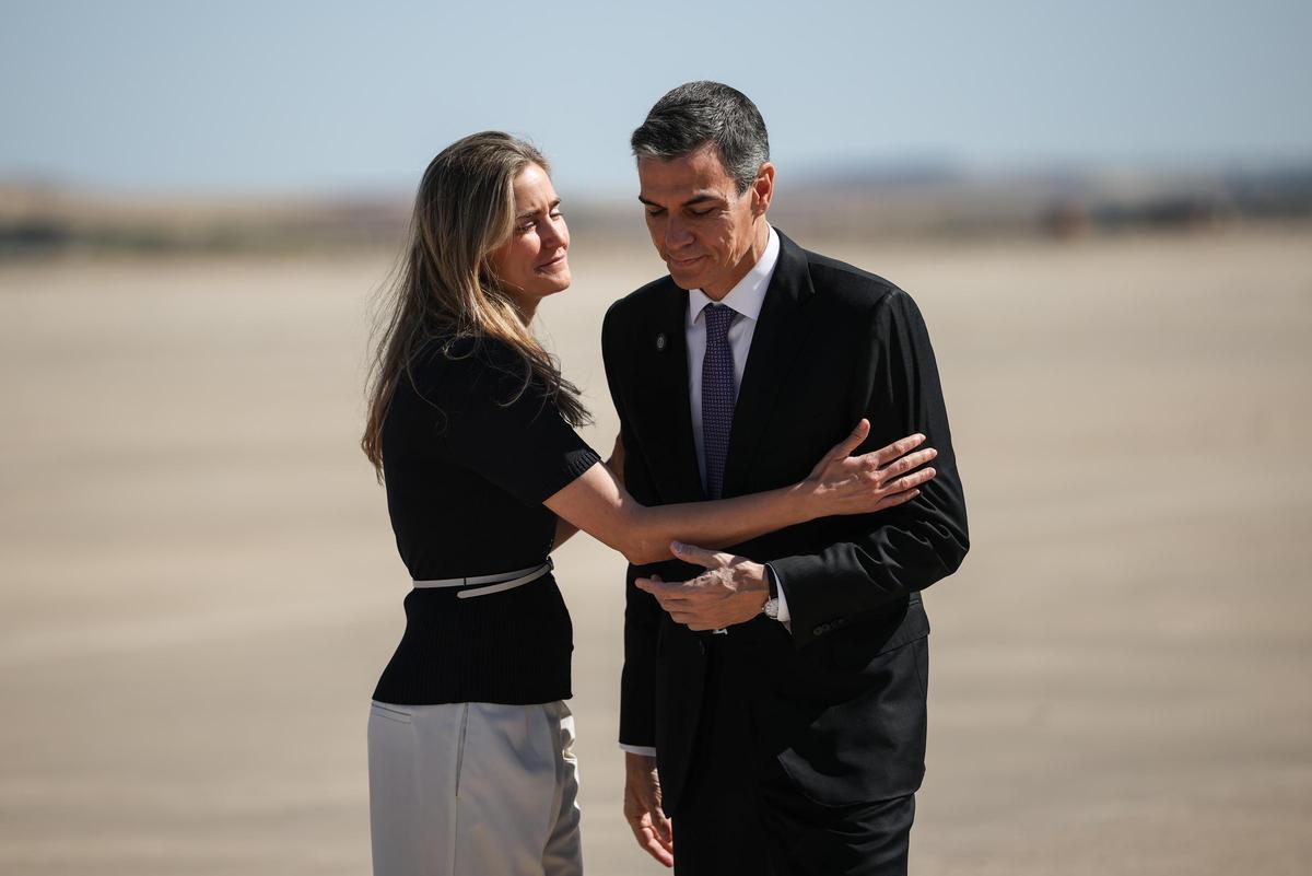 La vicepresidenta Aagesen y el presidente Pedro Sánchez, el jueves en la base de Torrejón.
