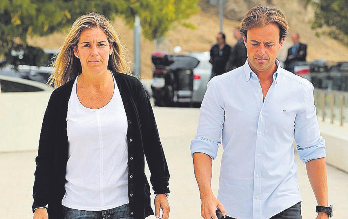 Arantxa Sánchez Vicario y Josep Santacana andando por la calle.