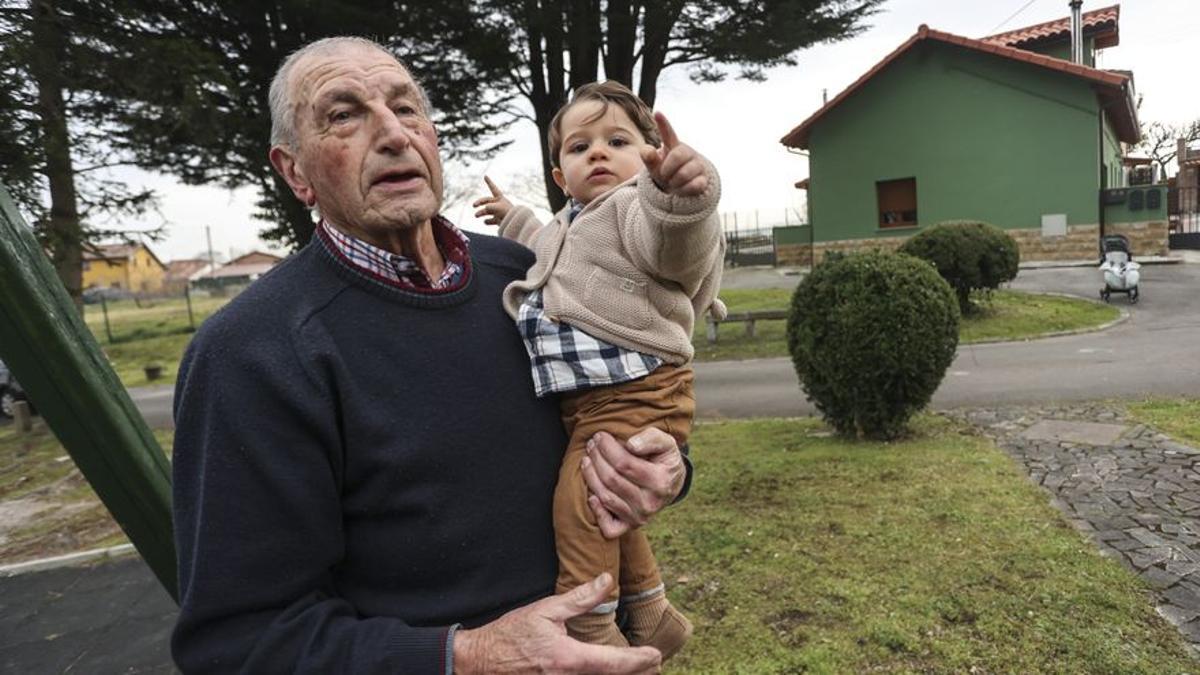 Rafael y Noah: La brecha generacional que une a un pueblo de Asturias.