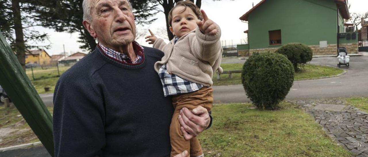 Rafael y Noah: La brecha generacional que une a un pueblo de Asturias