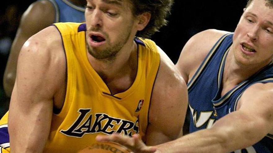 Pau Gasol defiende el balón ante el jugador de los Wizards de Washington Darius Songalia.